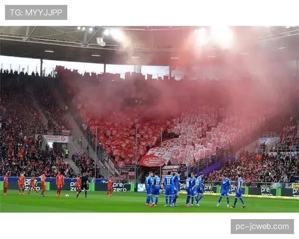 特写：在沙尔克04的球迷商店，一位老球迷买下了印有“2026”的纪念围巾